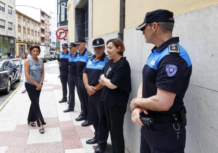 Carmen Moriyón conversa con el jefe de la Policía Local, Alejandro Martínez Gallo, junto a los intendentes Vicente Alonso, Pedro Maújo, Arturo Artime y José Antonio Serna, y la concejala de Foro Nuria Bravo, quien asumirá las competencias de Seguridad Ciudadana.