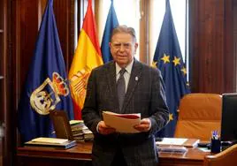 El alcalde de Oviedo, Alfredo Canteli, sujeta una carpeta con documentos en el despacho de Alcaldía.