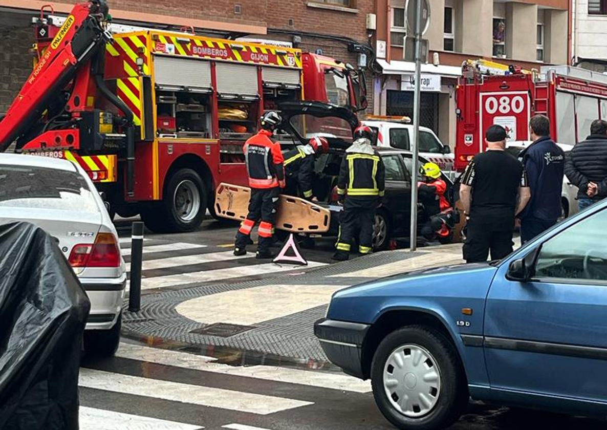 Los bomberos durante las maniobras para excarcelar al herido.