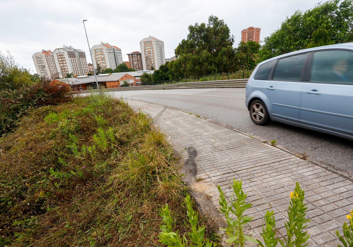 Marcas de rodadas en el puente de la calle Sierra de Sueve, desde donde se precipitó un coche.