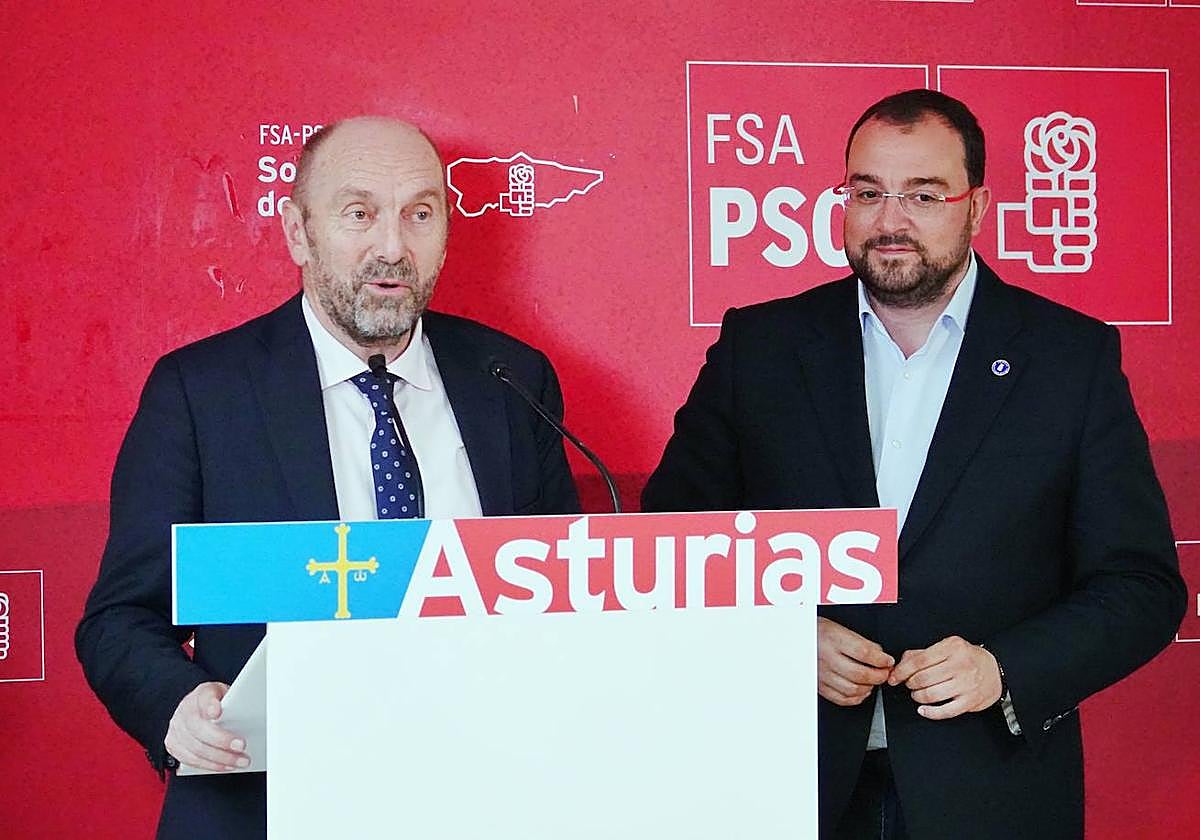 Juan Cofiño y Adrián Barbón, durante la comisión ejecutiva de la FSA-PSOE celebrada en Mieres.