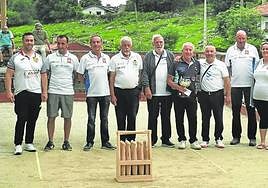 Finalista y organizadores en la entrega de premios, en la bolera.