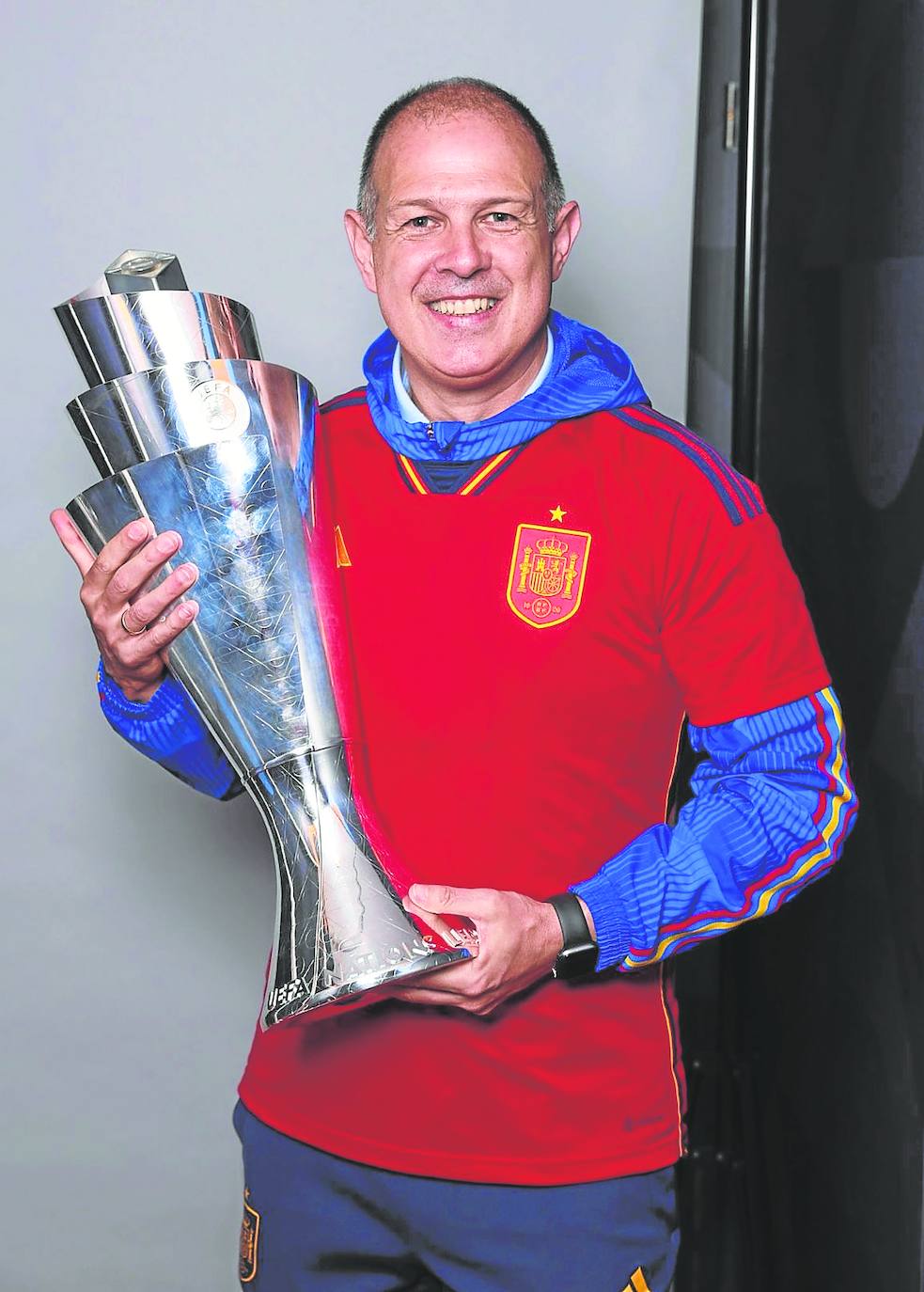 El gijones y exsportinguista Juanjo González, con la copa de campeón de la Nations League.