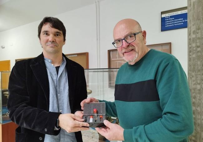 El profesor Juan Sabín y el director de El Parque de la Vida, Luis Laria, con la pieza.