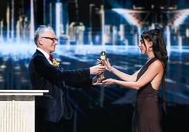 La cineasta aragonesa Marta Lallana compartió en sus redes sociales esta fotografía recogiendo uno de los premios en Shangai.