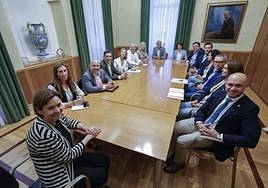 De izquierda a derecha: la alcaldesa Carmen Moriyón, Foro. Por el PP: Ángela Pumariega, Rodrigo Pintueles, Jorge Pañeda, Ángeles Fernández-Ahúja y Guzmán Pendás; por Vox: Sara Álvarez Rouco y Óliver Suárez; por Foro: Nuria Bravo, Pelayo Barcia, Jorge González-Palacios, Montserrat López Moro, Gilberto Villoria, María Mitre y Jesús Martínez Salvador.