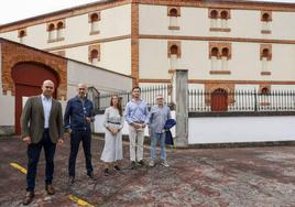 De izquierda a derecha, los concejales Jesús Martínez Salvador, Óliver Suárez, Ángela Pumariega, Gilberto Villoria y Jorge González-Palacios, esta mañana, en la visita a la plaza de toros de El Bibio.