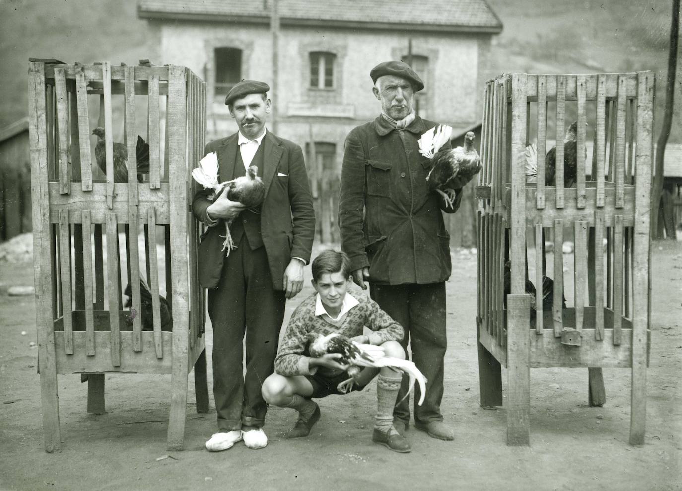 Lorenzo Cabeza. Esteban y Gabino, criadores de gallos de pelea, La Felguera (Langreo), h. 1930 