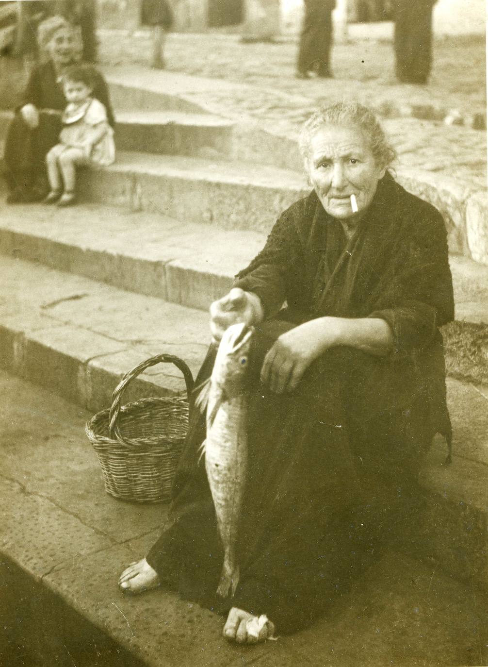 Pedro González Argüello. Pescadera con una merluza, barrio de Cimadevilla, Gijón, h. 1940.