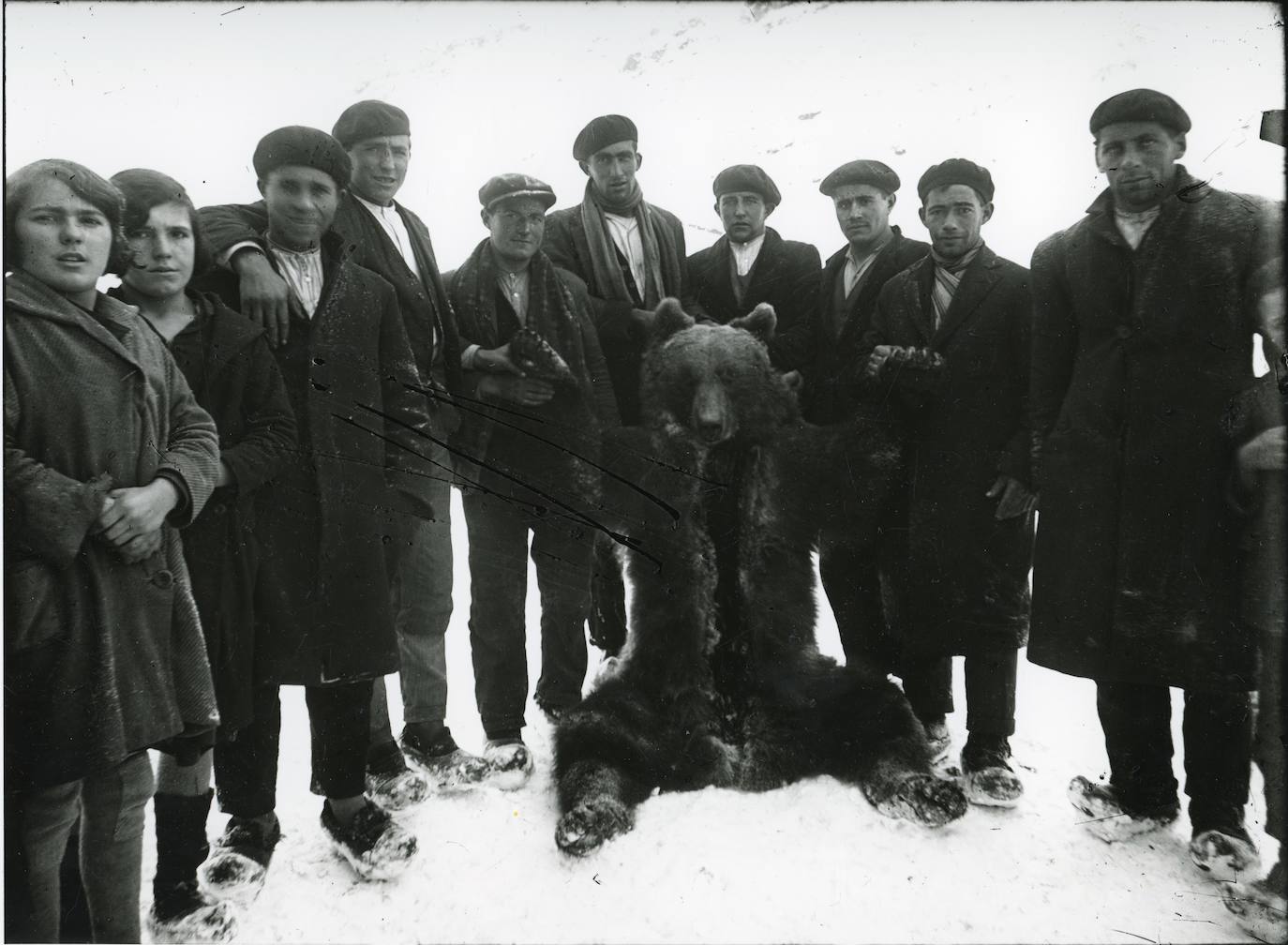 Carlos Flórez Lorenzo. Retrato de grupo con un oso eviscerado, Saliencia (Somiedo), h. 1925.