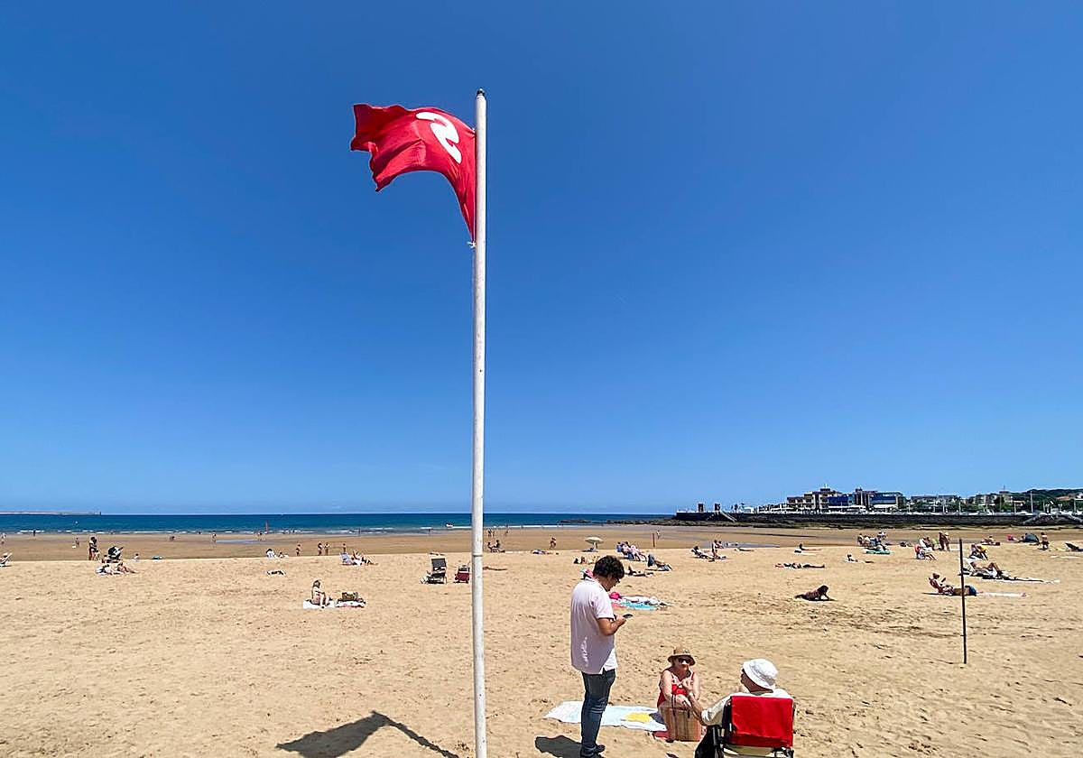 Bandera roja entrre las escaleras 12 y 15 de San Lorenzo.