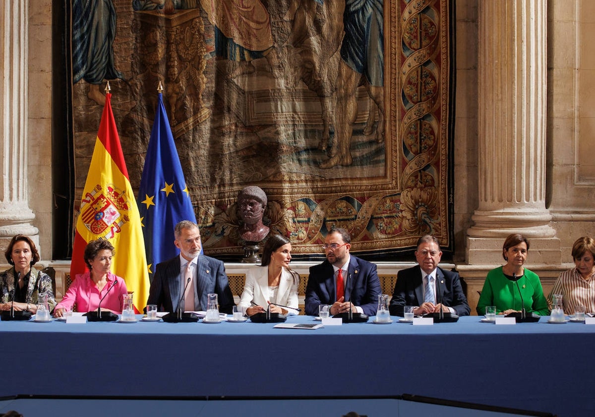 Teresa Sanjurjo, Ana Isabel Fernández, los Reyes de España, Adrián Barbón, Alfredo Canteli, Carmen Moriyón y Mariví Monteserín, en la reunión de los patronatos de la Fundación Princesa celebrada esta mañana en Madrid.