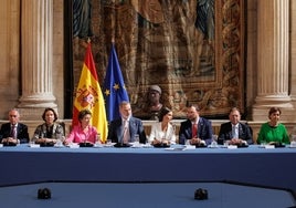 Teresa Sanjurjo, Ana Isabel Fernández, los Reyes de España, Adrián Barbón, Alfredo Canteli, Carmen Moriyón y Mariví Monteserín, en la reunión de los patronatos de la Fundación Princesa celebrada esta mañana en Madrid.