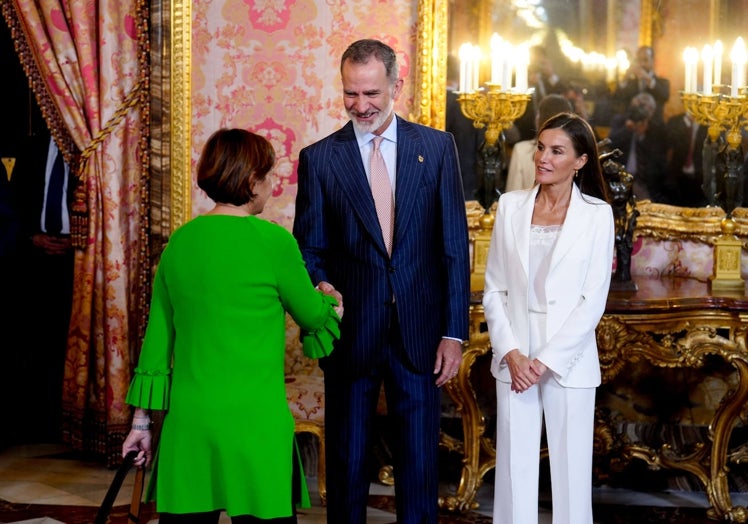 Carmen Moriyón, en su primer encuentro con los Reyes tras su regreso a la Alcaldía de Gijón.