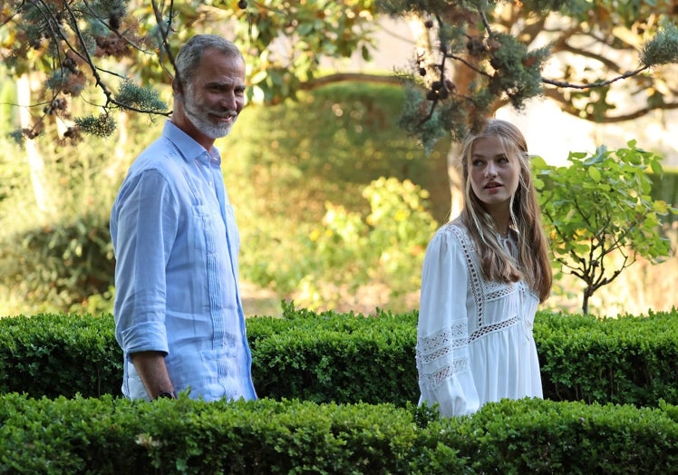 La Princesa Leonor, con el Rey Felipe VI, durante sus vacaciones en Mallorca del año pasado.