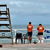 La playa de Ribadesella, cerrada al baño por la contaminación de sus aguas