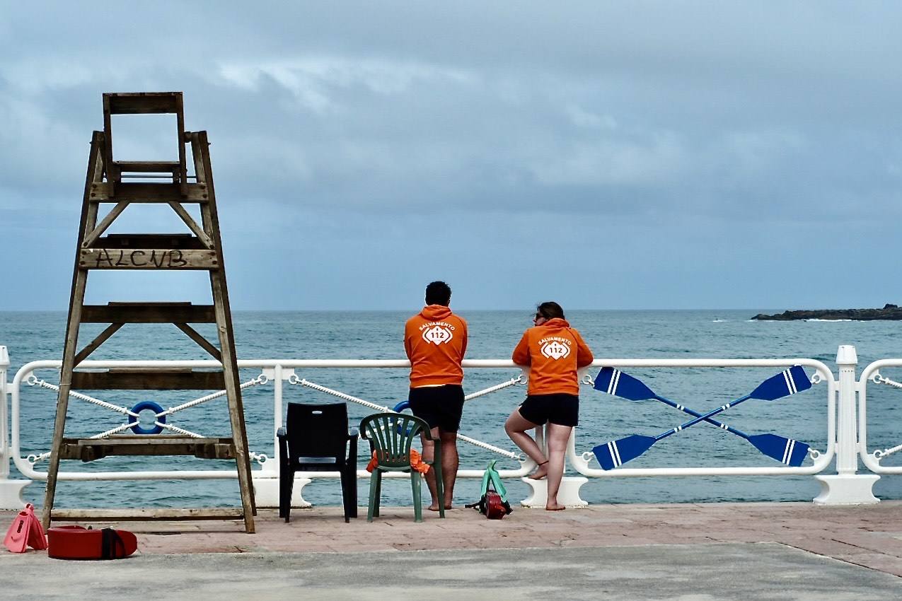La playa de Ribadesella, cerrada al baño por la contaminación de sus aguas