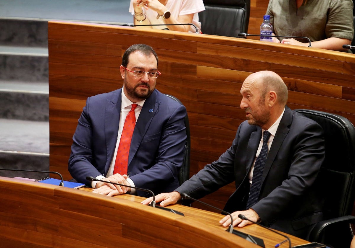 El presidente Adrián Barbón, sentado en el hemiciclo junto a su hasta hoy vicepresidente, Juan Cofiño.