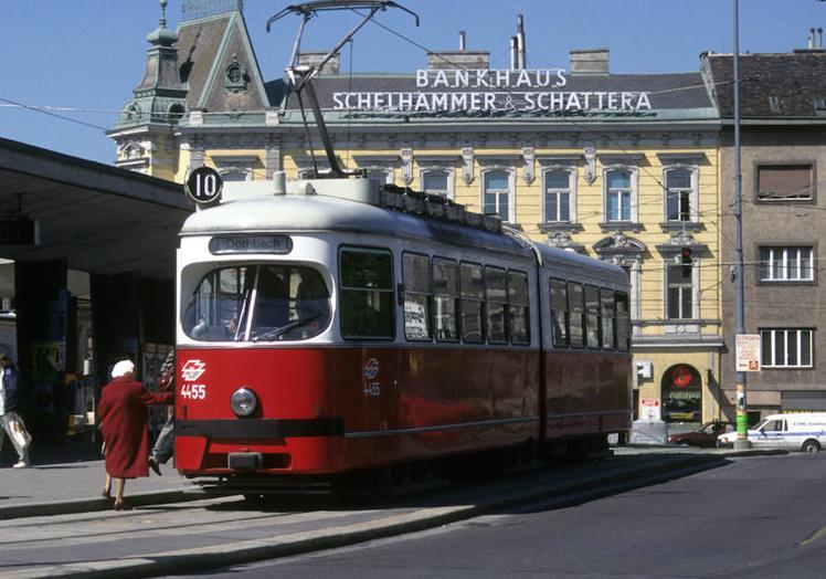 Imagen principal - Un tranvía en Viena en 1995. | Paso del AVE por Córdoba, en 1992. | Mercedes y Antonio, los artífices de la donación. 