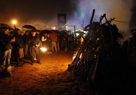 Hoguera de San Juan en la playa de Poniente el año pasado.