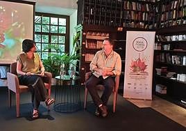 Sara Andrés charla con el científico Manuel León.