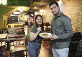 Ruth y Luis, con el plato de bacalao.