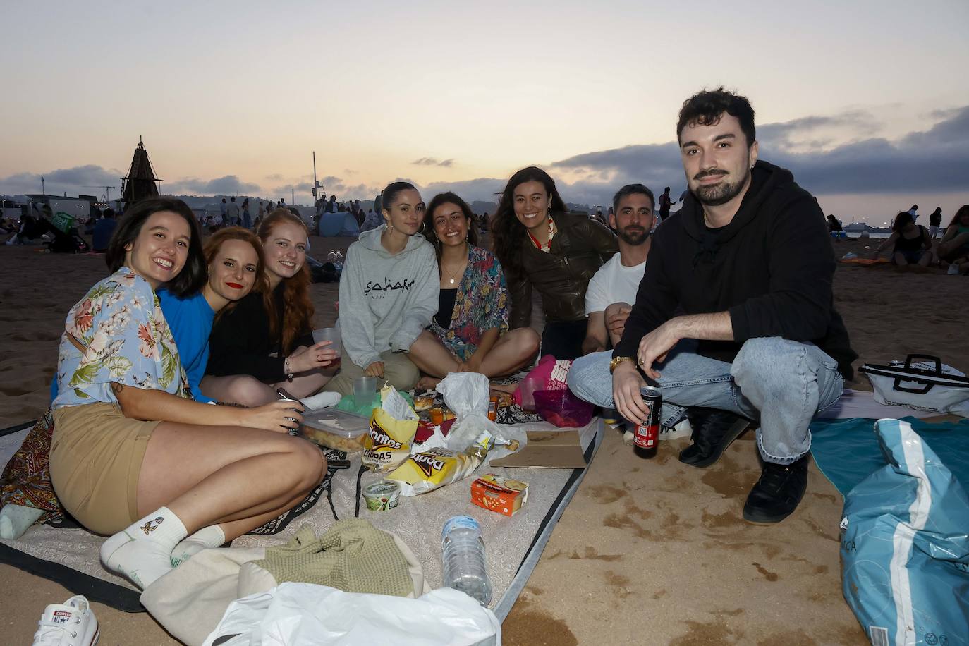 Así ha sido la hoguera de San Xuan en la playa de Poniente de Gijón