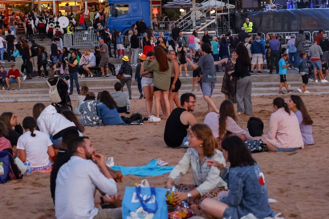 Así ha sido la hoguera de San Xuan en la playa de Poniente de Gijón