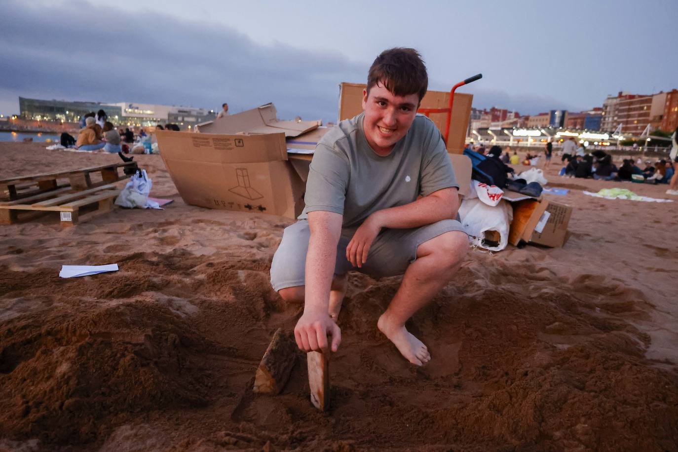 Así ha sido la hoguera de San Xuan en la playa de Poniente de Gijón