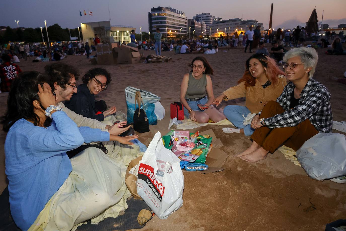 Así ha sido la hoguera de San Xuan en la playa de Poniente de Gijón