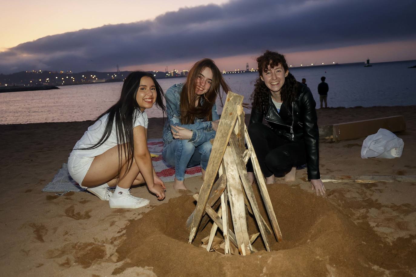 Así ha sido la hoguera de San Xuan en la playa de Poniente de Gijón