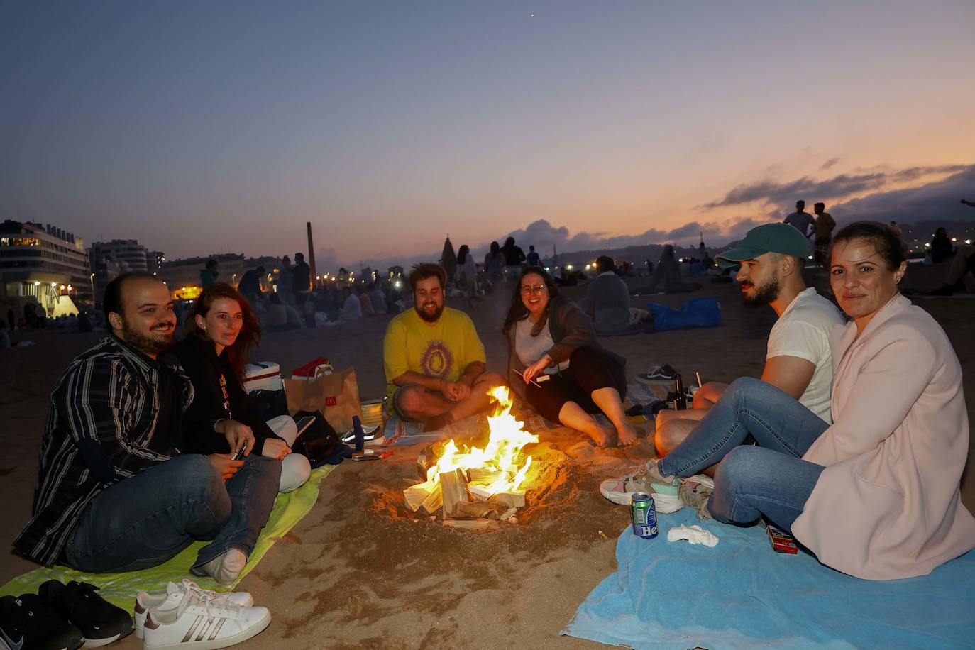 Así ha sido la hoguera de San Xuan en la playa de Poniente de Gijón