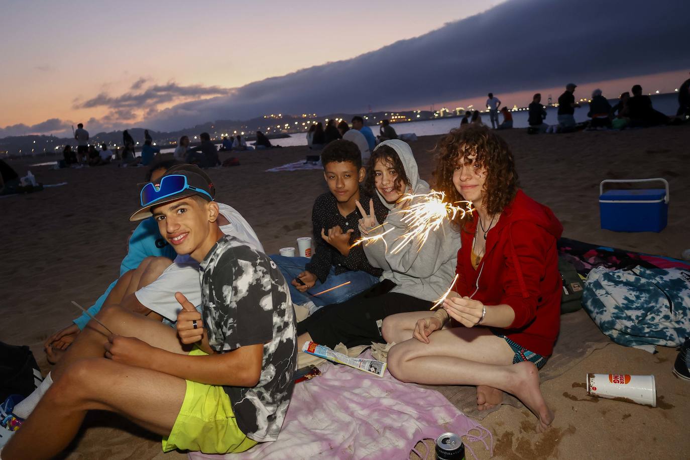 Así ha sido la hoguera de San Xuan en la playa de Poniente de Gijón