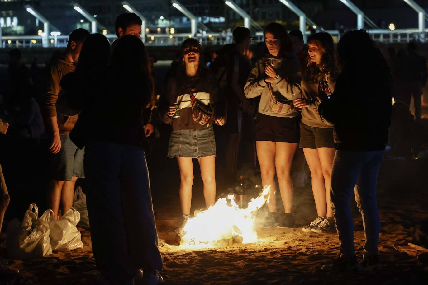 Así ha sido la hoguera de San Xuan en la playa de Poniente de Gijón