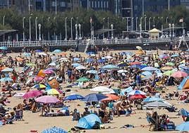 La playa de San Lorenzo se ha llenado durante la mañana de este sábado.