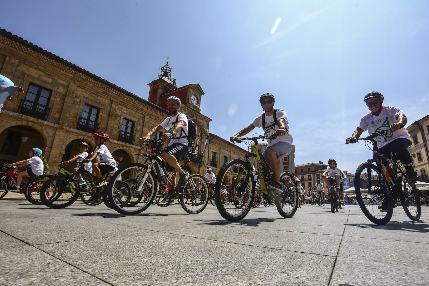 Avilés llena sus calles de bicicletas
