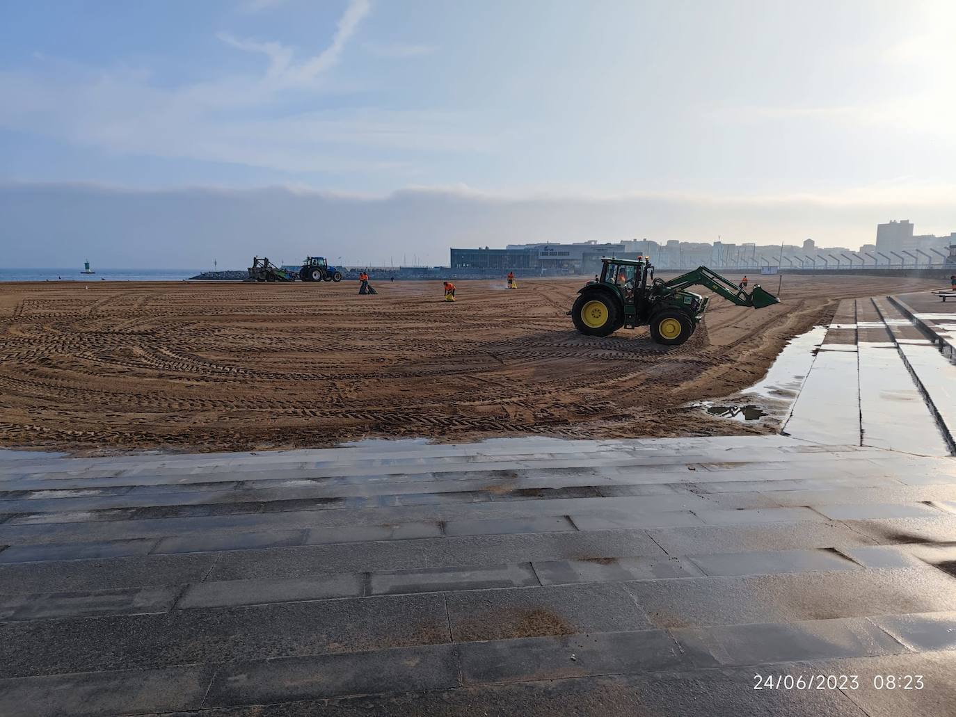 Diez toneladas de basura tras la hoguera de San Xuan en Poniente