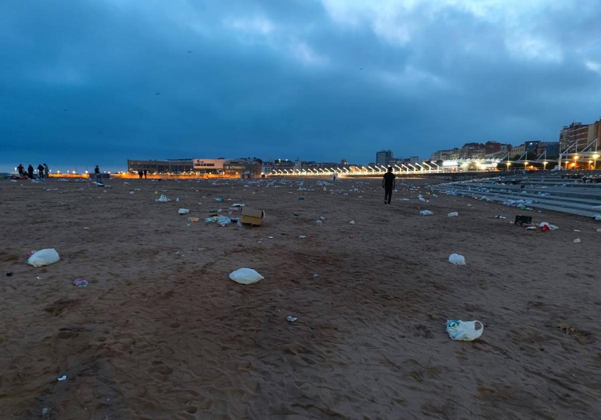 Diez toneladas de basura tras la hoguera de San Xuan en Poniente