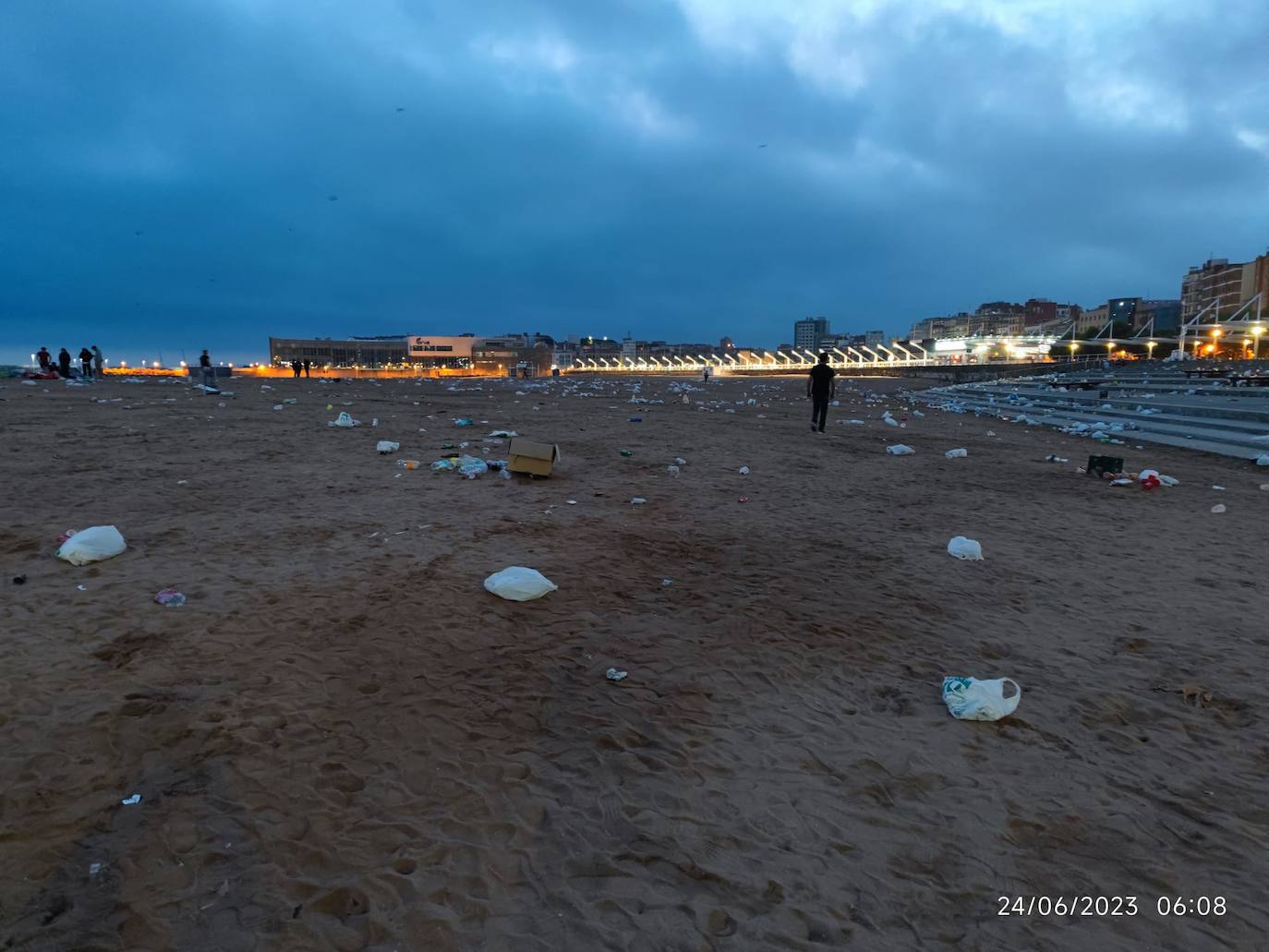 Diez toneladas de basura tras la hoguera de San Xuan en Poniente