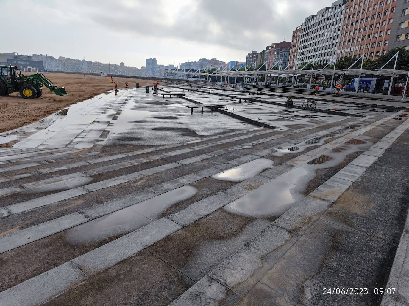 Diez toneladas de basura tras la hoguera de San Xuan en Poniente