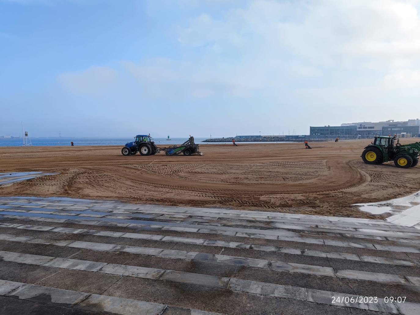 Diez toneladas de basura tras la hoguera de San Xuan en Poniente