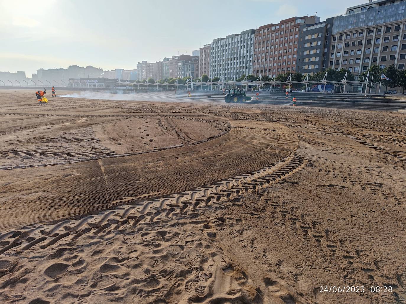 Diez toneladas de basura tras la hoguera de San Xuan en Poniente