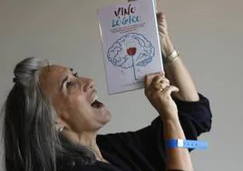 La bodeguera Maite Geijo, con su libro 'Vinológico'.
