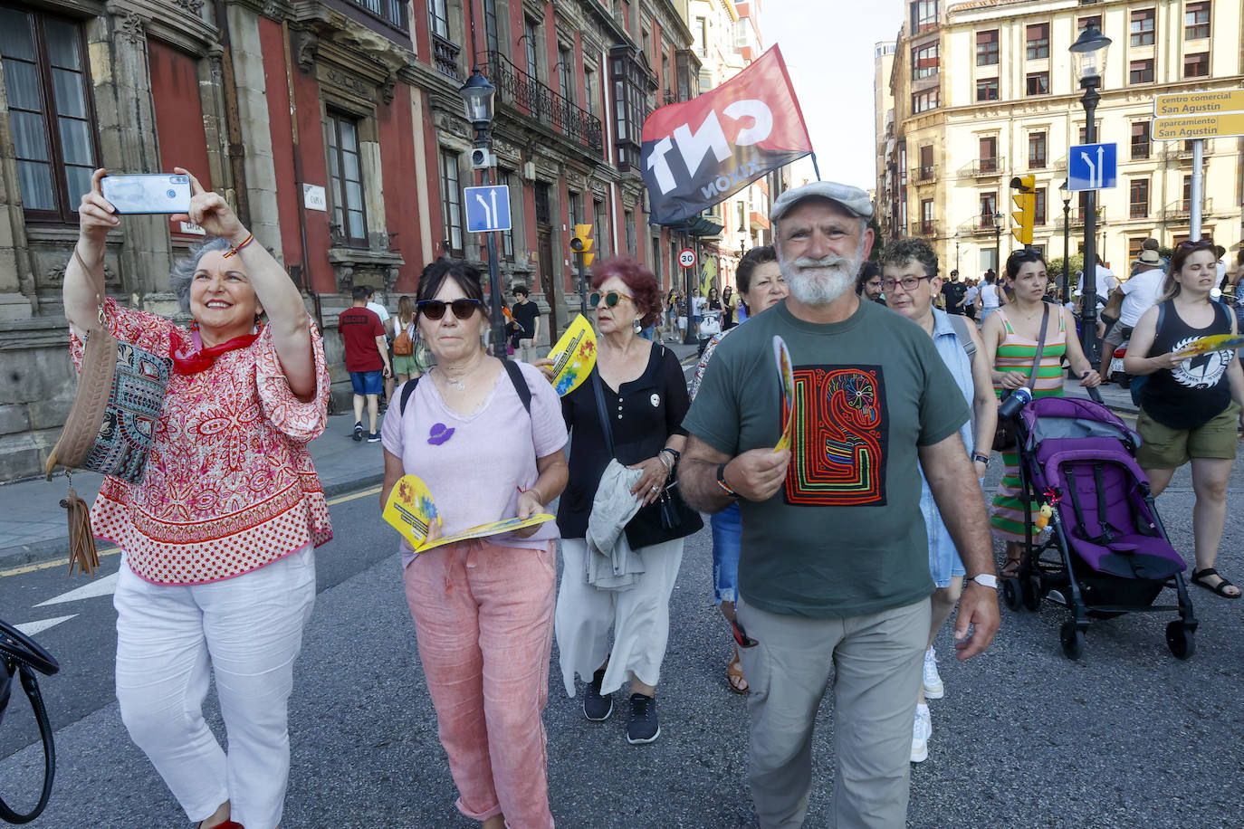 Así ha sido la multitudinaria manifestación del Orgullín en Gijón