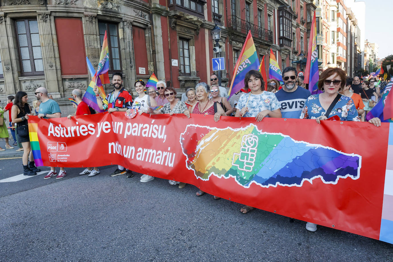 Así ha sido la multitudinaria manifestación del Orgullín en Gijón