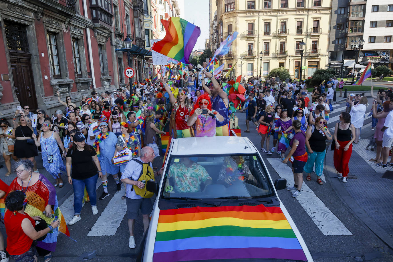 Así ha sido la multitudinaria manifestación del Orgullín en Gijón