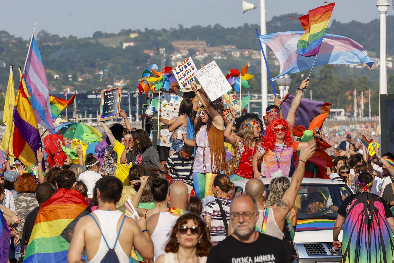 Así ha sido la multitudinaria manifestación del Orgullín en Gijón