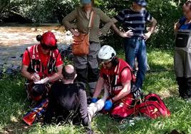 Efectivos del servicio de emergencias atienden al pescador herido.