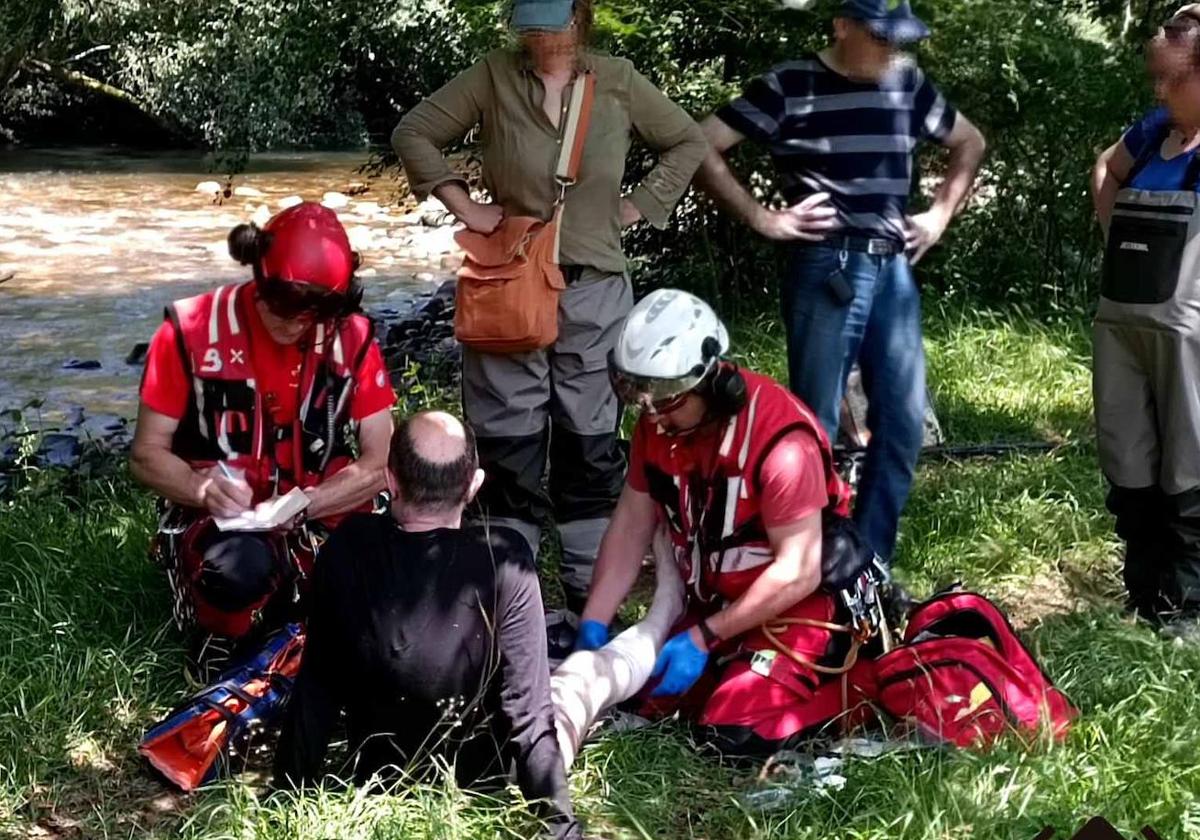 Efectivos del servicio de emergencias atienden al pescador herido.