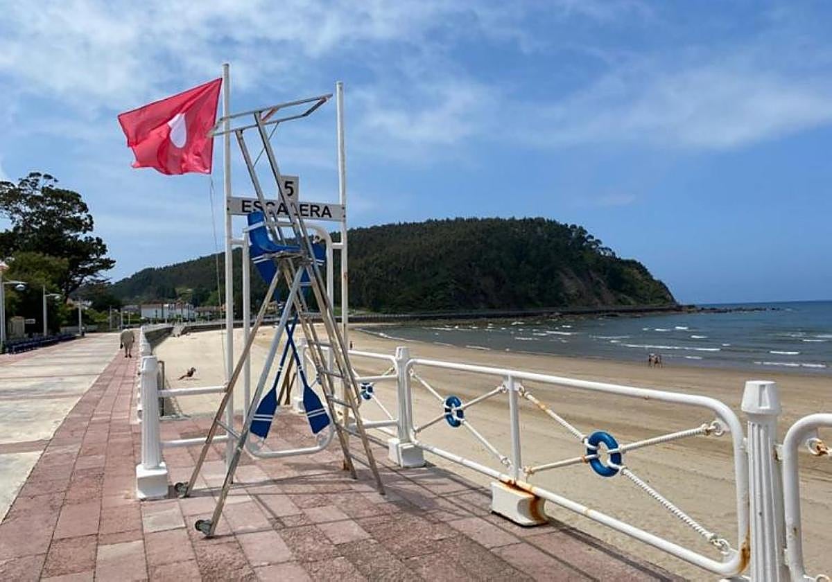 La playa de Santa Marina, en Ribadesella, cerrada por contaminación.